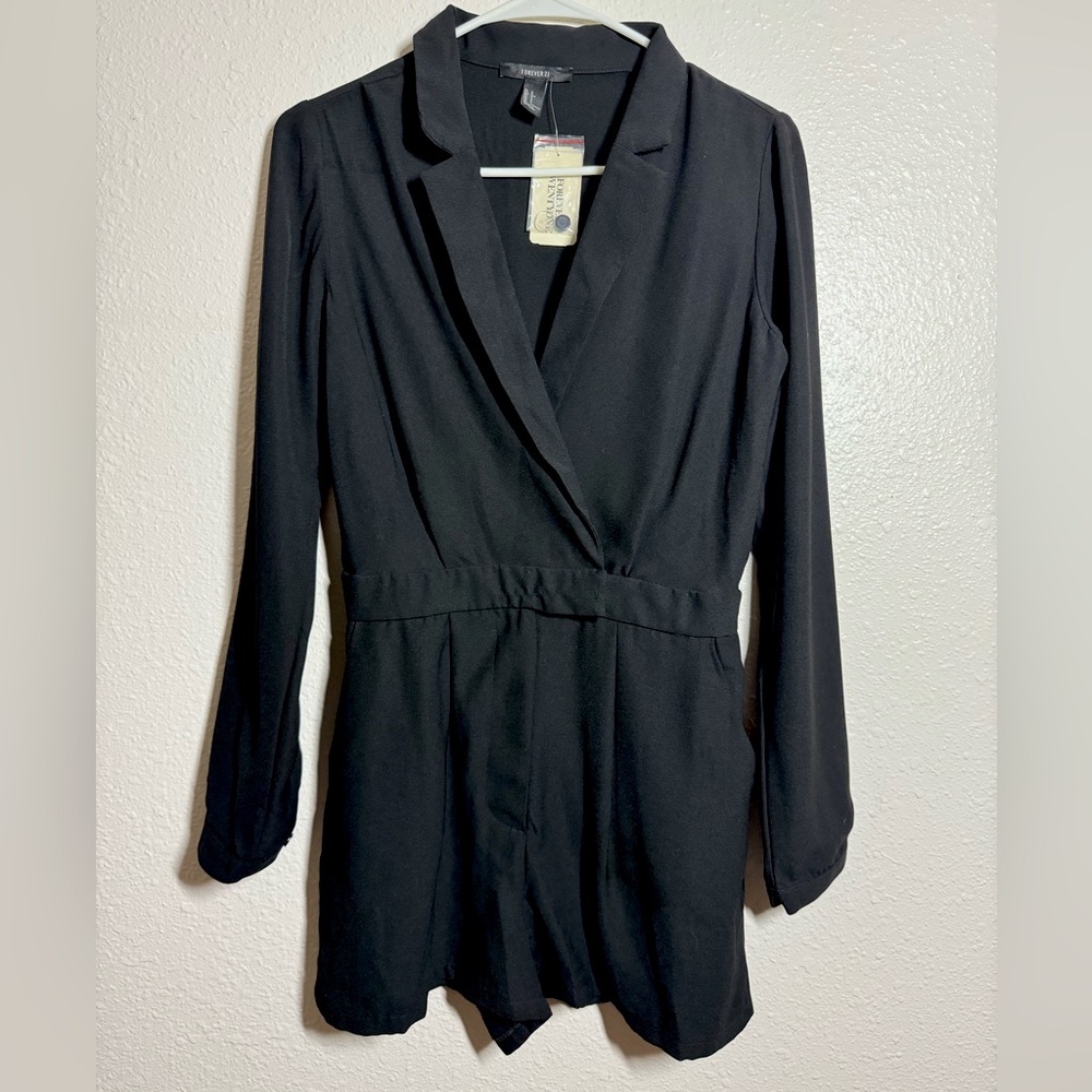 Women’s Forever21 Black low V neck Romper Size Small